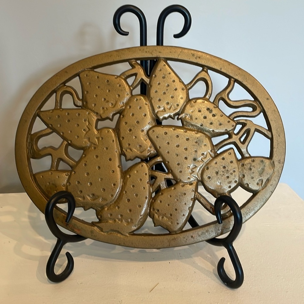 Metal golden strawberry pattern kitchen trivet